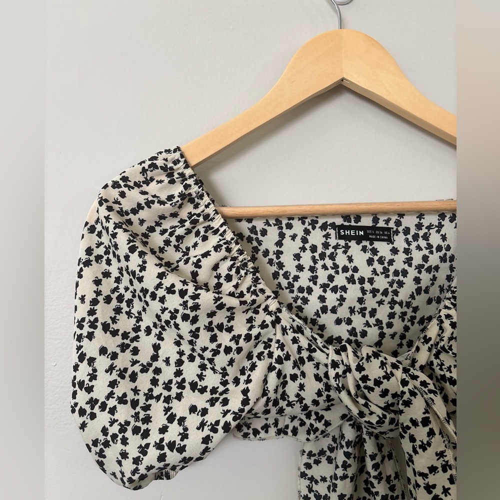 SHEIN Monochrome Floral Puff Sleeve Top